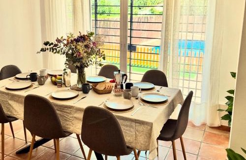 Las Jaras House | Casa familiar junto al Lago de la Encantada con zona de juegos, BBQ y cine