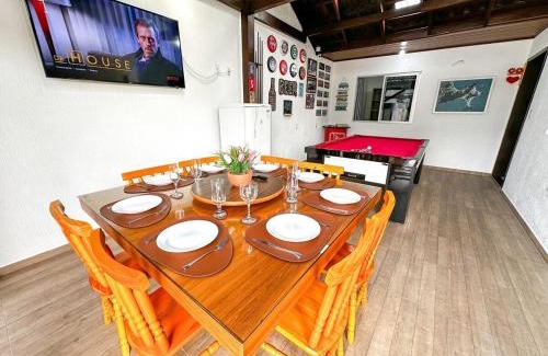 Ze Amandio House | CASA GOLFINHO 348 - casa aconchegante com piscina, churrasqueira, mesa de sinuca e jogos