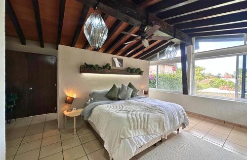 Cuernavaca House | Casa Haru, Hermosa casa con alberca climatizada, jardín, asador y tombling, capacidad para 14 personas, 5 recámaras, 8 camas, 5 baños estacionamiento para 4 autos