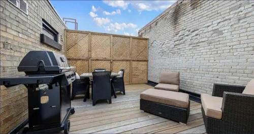 Bracondale Hill Hotel | Casa Hotel Contemporary 2BR Suite w Patio & BBQ