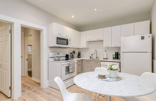 Leslieville Hotel | Casa Hotels: Chic Suite w Fireplace Leslieville