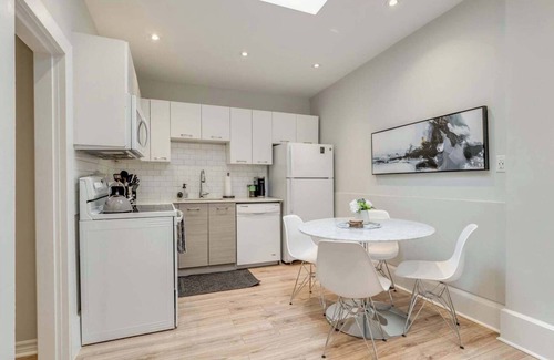 Leslieville Hotel | Casa Hotels: Chic Suite w Fireplace Leslieville