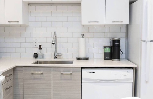 Leslieville Hotel | Casa Hotels: Chic Suite w Fireplace Leslieville