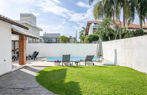 Jurere Internacional House | Casa Jurerê Internacional | 3 quartos | piscina | churrasqueira | 300m do mar.