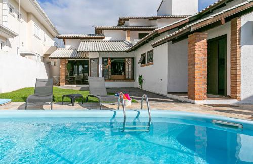 Jurere Internacional House | Casa Jurerê Internacional | 3 quartos | piscina | churrasqueira | 300m do mar.