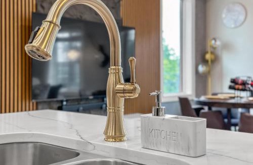 Tuxedo Park Apartment | Casa Ladrillo - House of Bricks