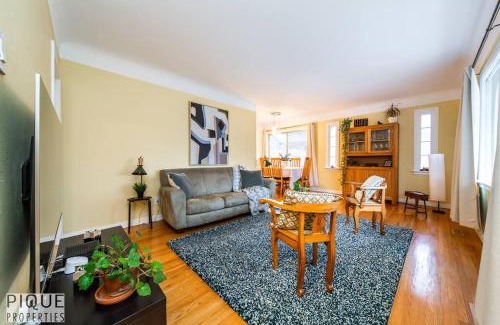 Southwest Edmonton Apartment | Casa LeBlanc - Latin Vibes - Sleep 8 - Netflix - Long Term