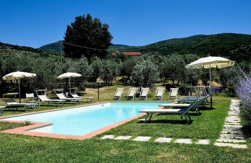 Castelfranco di Sopra House | Casa Leggiadra D: A characteristic apartment that is part of an ancient country house.