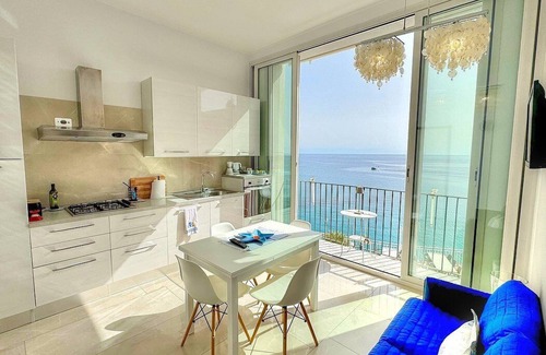 Marina Di Camerota Apartment | Casa Lentisco: A bright and sunny apartment which faces the sun and the sea, with Free WI-FI.