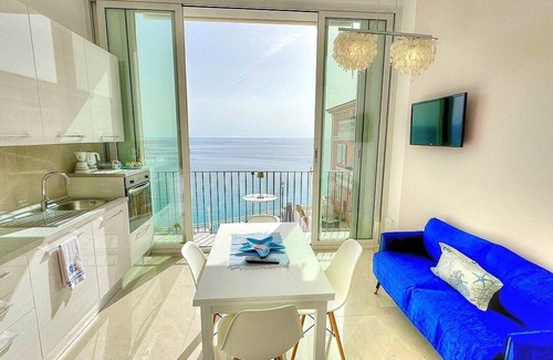 Marina Di Camerota Apartment | Casa Lentisco: A bright and sunny apartment which faces the sun and the sea, with Free WI-FI.