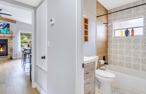 Conway House | Casa Luna- Unique Lakefront Home