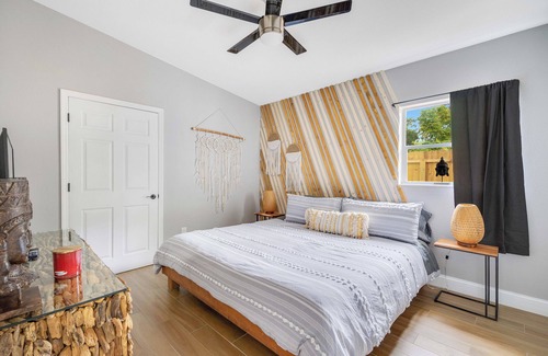 Conway House | Casa LUNA w/Fireplace + Lake View + 10min to dwtn