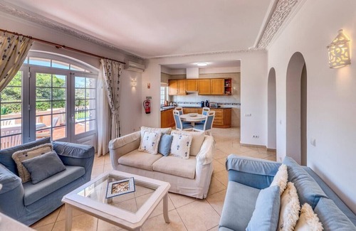 Lagoa e Carvoeiro Ski Chalet | Casa Marinha 1 - Next to Marinha Beach with swimming pool!