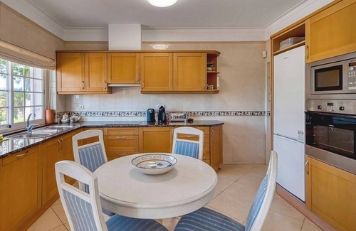 Lagoa e Carvoeiro Ski Chalet | Casa Marinha 1 - Next to Marinha Beach with swimming pool!