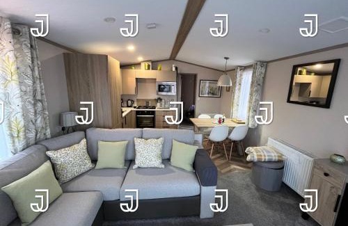 Selsey Apartment | Casa Mariposa Lovely 3 bedroom caravan at Seal Bay Resort Selsey