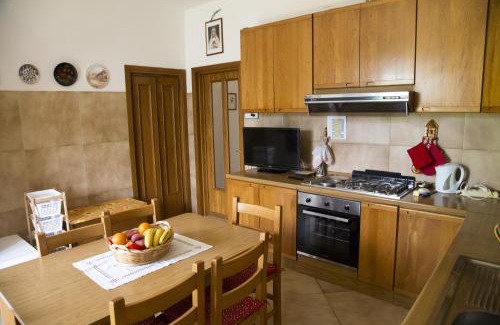 Montelaguardia House | Casa Mia -Per Sentirti a Casa Tua - Giardino, Parcheggio e Jacuzzi