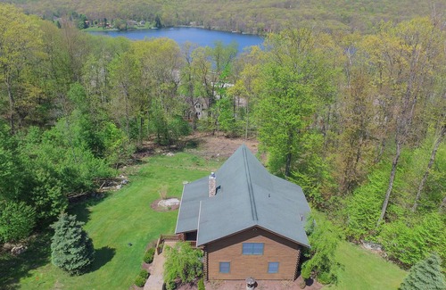 Mountainside House | Casa Montes: Enjoy Lake views & Lake access from centrally located log home!