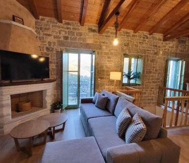 Karavostasi House | Casa Nostra Maisonette