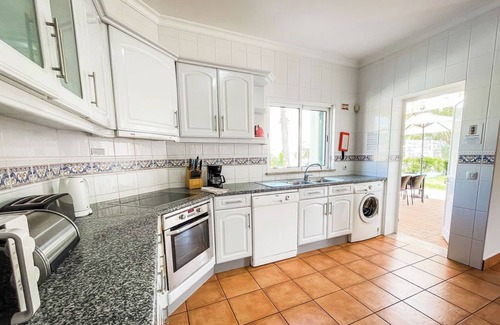 Albardeira Villa | Casa Olivia Rose with private pool in secluded gardens close to beach and marina