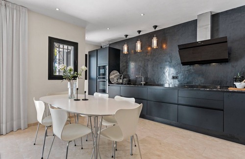 Marbella Ski Chalet | Casa Palm - Homely 3 Bed Townhouse