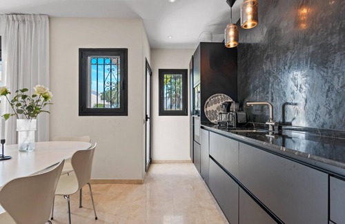 Marbella Ski Chalet | Casa Palm - Homely 3 Bed Townhouse