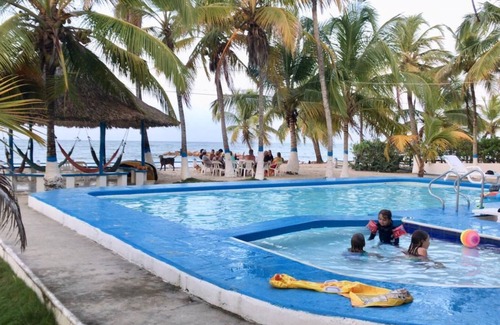 San Antero House | CASA PARA 25 PERSONAS EXCELENTE UBICACION CON PISCINA Y FRENTE AL MAR