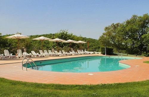 Sorano House | Casa Pegaso A: A welcoming apartment built on a hillside, surrounded by meadows and woods.