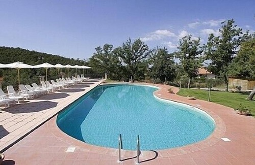 Sorano House | Casa Pegaso A: A welcoming apartment built on a hillside, surrounded by meadows and woods.