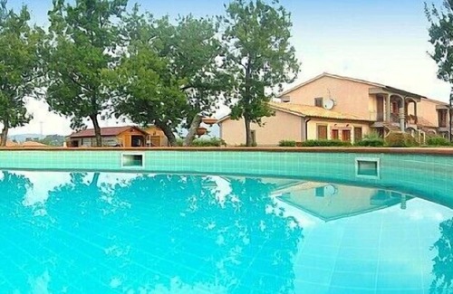 Sorano House | Casa Pegaso A: A welcoming apartment built on a hillside, surrounded by meadows and woods.