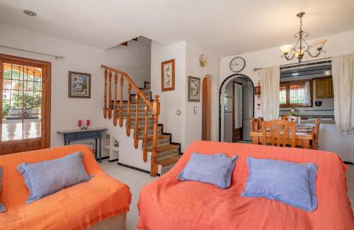 Los Arenales del Sol House | Casa Pista