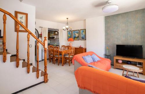 Los Arenales del Sol House | Casa Pista