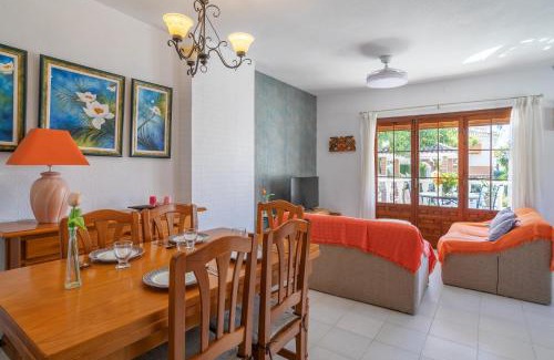 Los Arenales del Sol House | Casa Pista