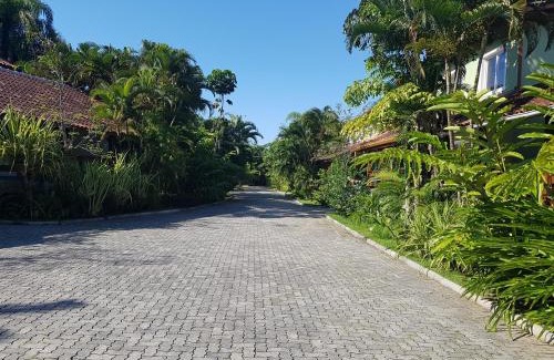 Camburi House | Casa sossegada ao lado da natureza e do mar