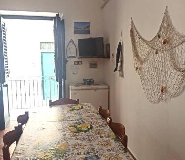 Ustica Apartment | Casa Spaziosa al centro di Ustica