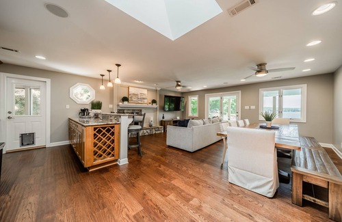 Troutman House | Casa Sul Lago by SoCharm | Lakefront Retreat