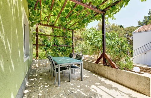 Artatore House | Casa Verde, located in the village Artatore, 150 m distance from the sea, for 5 people.