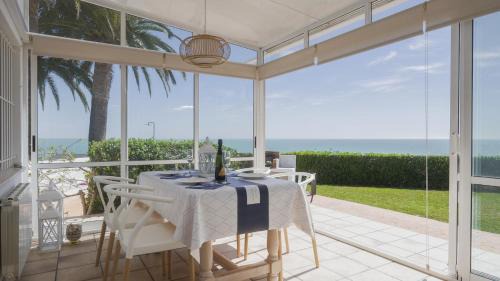 Vinaros House | Casa Vesalia a 1a línea de mar con AA y Wi-Fi.