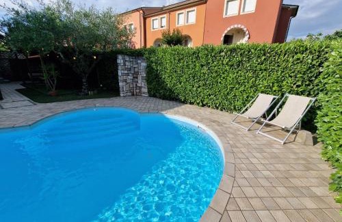 Mologno House | Casa Zoe - con piscina privata -