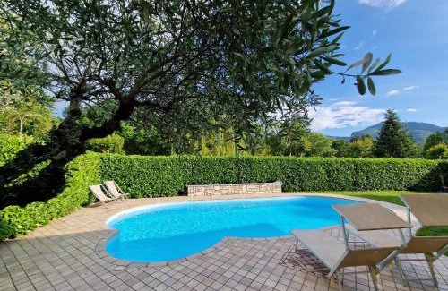 Mologno House | Casa Zoe - con piscina privata -