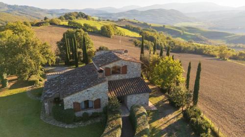 Monteguidi Villa | Casale la Peschiera by VacaVilla