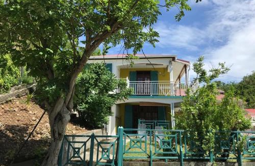 Terre-de-Haut House | Case à Lili, joli haut de villa face à la mer dans le bourg.
