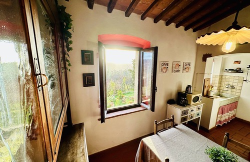Montescudaio Apartment | Casina del Fabbro, Stunning View on the Hills and Sea, Ultra WiFi