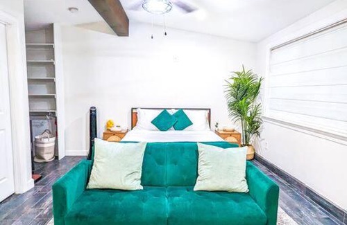East San Jose House | Casita Hosum: Modern WFH Garden Suite w/ Gazebo Outdoor Kitchen & BBQ