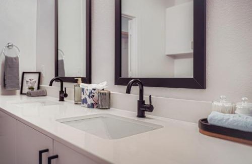McNeil Apartment | Casita Lonestar - Sleeps 6 - Wi-Fi and Pool Views