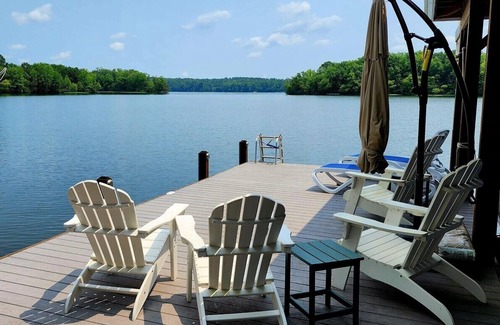 Wise House | Castaways Waterfront with Many Amenities Private Boat Ramp