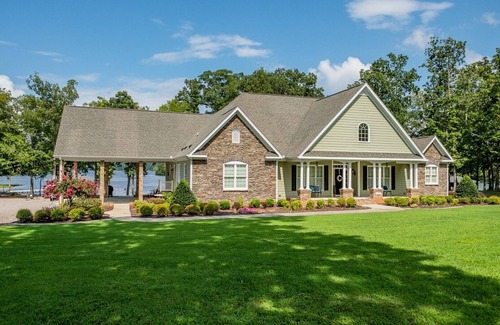 Wise House | Castaways Waterfront with Many Amenities Private Boat Ramp