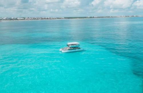 Zona Hotelera Boat Rental | Catamarán de lujo HASTEN