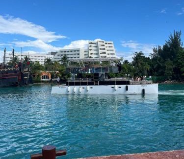 Zona Hotelera Boat Rental | Catamarán de lujo HASTEN