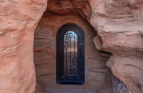Fredonia Cabin | Cave Dwellers- Zions' Only Hand-Sculpted Cave
