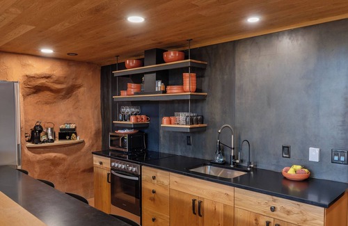 Delta Bed & Breakfast | Cave Suites Among the Orchard